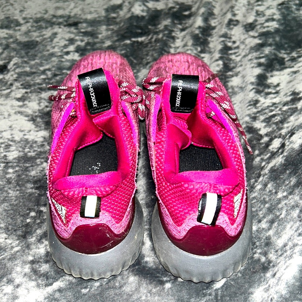 Adidas size 7 women’s tennis shoes